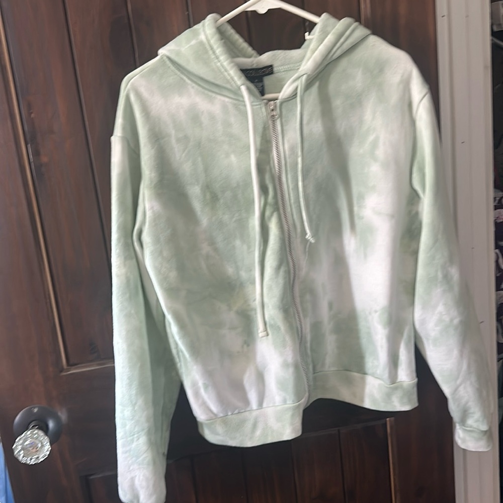 semi cropped tie-dye hoodie